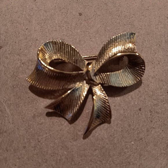 Jewelry - VINTAGE RIBBON BOW BROOCH GOLD TONE